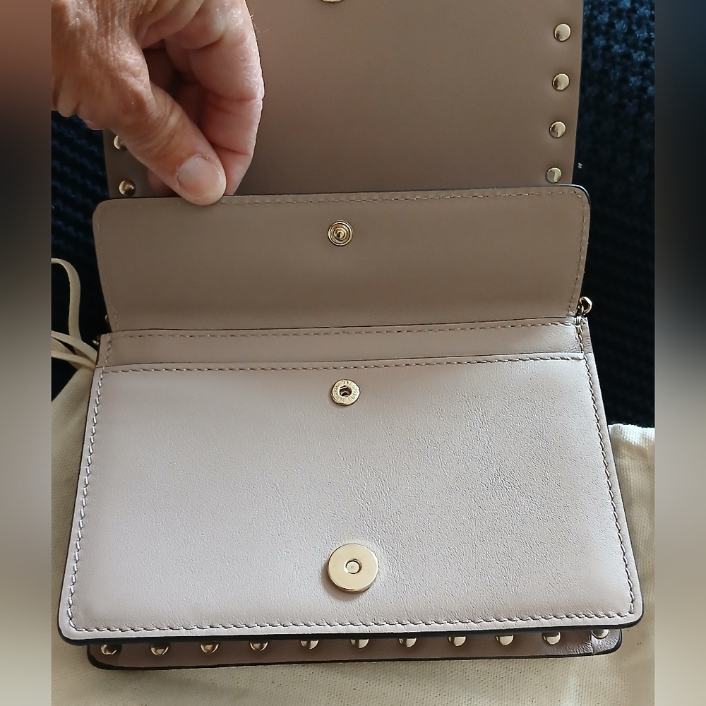 New- Valentino Garavani Rockstud Calfskin Chain Bag In Poudre - Picture 7 of 16